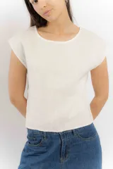 Remera color crudo de lino, sin mangas y con tajo en la espalda.