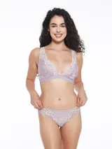 Conjunto de lencería lila con detalles de encaje blanco, compuesto por un corpiño triangular sin aro y una bombacha vedetina.