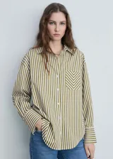 Camisa de manga larga a rayas color verde y blanco, con cuello camisero, bolsillo de parche en el pecho y cierre frontal con botones.