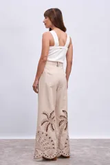 Blusa blanca de punto con cuello redondo y sin mangas.