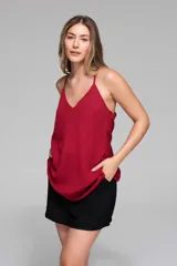 Musculosa roja con breteles finos y escote en V.