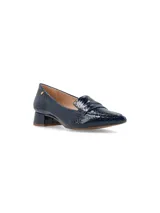 Zapato tipo mocasín de cuero texturado color negro charol, con terminación en punta y taco cuadrado bajo.