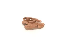 Sandalias de cuero color marrón con tecnología Antistress. Presentan tiras cruzadas en el empeine, plantilla anatómica de PU con acción antibacteriana y suela de poliuretano.