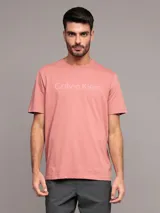 Remera de manga corta color salmón, con cuello redondo y logotipo de Calvin Klein bordado en el pecho. Confeccionada en algodón.