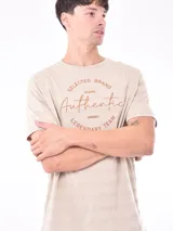 Remera color beige con estampado circular con texto en marrón.