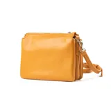 Bandolera color camel confeccionada en símil cuero, con diseño rectangular y sensación acolchada al tacto. Tiene acceso con solapa y botones imantados, tres compartimentos, un bolsillo interno con cierre y otro abierto. La correa es regulable y los herrajes son plateados. El interior está forrado en tela de algodón y poliéster.