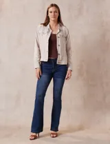 Jean bootcut de tiro alto, marca Harmony & Havoc. Modelo de denim azul con terminación de pierna acampanada, pretina con pasadores, botón y cierre. Delantera con bolsillos inclinados, trasera con bolsillos aplicados.