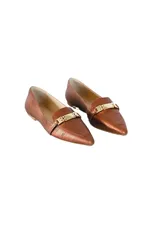 Mocasines color bronce metalizado con punta fina y detalle de hebilla dorada.