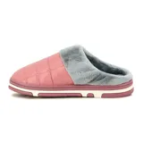 Pantufla sin talón en simil cuero color rosado, con costuras y forro de piel de durazno.