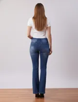 Jean bootcut de tiro alto, pierna recta y terminación bootcut. Pretina con pasadores, botón y cierre. Delantera y trasera con bolsillos.