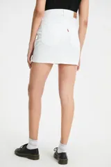 Minifalda de jean blanca de tiro medio, con bolsillos delanteros y traseros.
