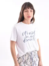 Conjunto de pijama rosa con estampado floral, compuesto por una remera de mangas cortas con cuello redondo y un short con cintura elástica.