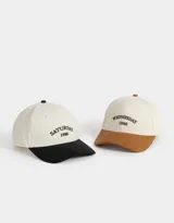 Gorra de béisbol bicolor, con cuerpo de canvas color crema y visera de gamuza color marrón. Tiene bordado frontal con la palabra "Wednesday" y el número "1996".