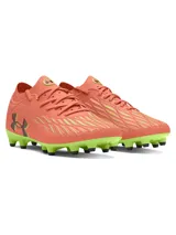 Championes de fútbol Under Armour Magnetico Pro 4 FG, color coral con suela verde lima y logo negro. Diseño con cordones y tecnología que se adapta a la forma del pie.