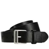 Cinturón de cuero negro con hebilla metálica plateada y múltiples agujeros.