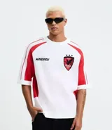 Camisa masculina de manga corta, color blanco con detalles en rojo en los hombros y mangas. Presenta el logo "MAVERICK" en el pecho izquierdo y un escudo con un ave y la palabra "OSAKA" en el pecho derecho.