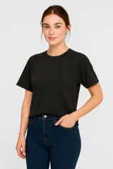 Remera de algodón color negro, de corte holgado, manga corta y cuello redondo.