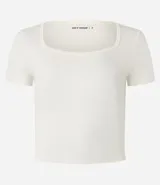 Remera deportiva cropped color amarillo claro, confeccionada en microfibra suave, con escote cuadrado y mangas cortas.
