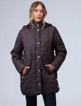 Campera capitoneada color marrón con abertura central, bolsillos delanteros y capucha desmontable, confeccionada por la marca Gallery.