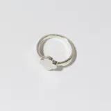 Anillo plateado con forma de trébol de cuatro hojas de nácar.