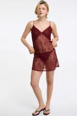 Camisón corto de encaje color burdeos con breteles finos.
