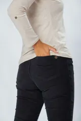 Pantalón de pana elastizado de 5 bolsillos, con accesorios metálicos personalizados.