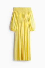 Vestido midi amarillo con escote fruncido, hombros descubiertos, mangas globo largas con puños elásticos y cintura elastizada.