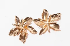 Par de aros colgantes con forma de flor de pétalos irregulares, color dorado brillante.