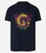 Remera negra de algodón con estampa del logo de Dungeons and Dragons en el frente.