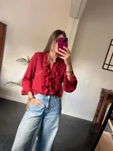 Camisa roja de manga larga con volados frontales y cuello mao.