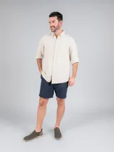 Zapato slip on color marrón de tejido de poliéster, con elástico en los laterales y detalle de cuero sintético en el talón.