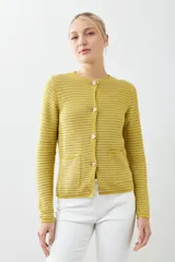 Chaqueta tejida roja con botones metálicos dorados y cuello redondo.