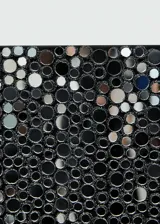 Top corto negro con apliques de cristales plateados, tirantes finos ajustables y escote cuadrado.