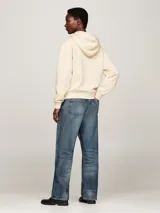 Buzo color crema de Tommy Hilfiger, con capucha ajustable con cordón, mangas largas y logo bordado en el pecho.