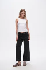 Musculosa blanca sin mangas, ajustada al cuerpo y con cuello redondo.