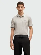 Polo de hombre BOSS de algodón piqué color gris claro, con cuello clásico con ribete negro y blanco, tapeta de dos botones, mangas cortas con ribete negro y blanco, logo bordado en el pecho y corte regular.