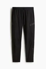 Pantalón de jogging deportivo negro de corte ajustado, confeccionado en tejido funcional DryMove™ que ayuda a absorber el sudor. Cuenta con cintura elástica con cordón de ajuste, bolsillos laterales, bolsillos con cierre en las piernas y bajos con elástico revestido.