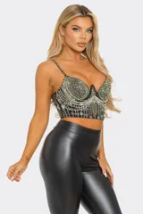 Corset negro con copas armadas con aro, cubierto de pedrería con strass, canutillos y cadenas al frente.