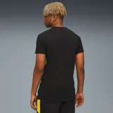 Remera deportiva Puma Evostripe Tee negra con detalles en amarillo en los laterales, logo de Puma bordado en amarillo en el pecho y escudo del Club Atlético Peñarol bordado en el pecho. Corte clásico y cuello redondo.