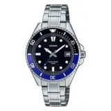 Reloj Casio plateado con bisel negro y azul, caja de acero inoxidable y correa de eslabones.