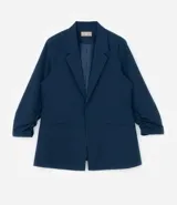 Blazer marrón de crepé de viscosa, corte alargado, sin cierre y mangas fruncidas.