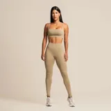 Top deportivo negro sin costuras, con elástico embutido en el bajo busto y los tirantes. Confeccionado en poliamida biodegradable con forro en el mismo tejido principal y abertura para bojo (no incluido).