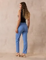 Pantalón verde esmeralda de gabardina elastizada, corte recto y pretina ancha con faja interna modeladora.