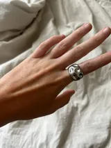 Anillo dorado con forma irregular y diseño chunky.
