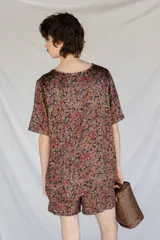 Top unisex estampado floral, de corte holgado y mangas cortas.