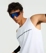 Musculosa deportiva azul marino de poliéster con tecnología Dry, cuello redondo y detalle de cinta reflectante en el centro.