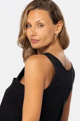 Musculosa negra con escote cuadrado, breteles anchos y bolsillo de parche en el pecho.