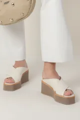 Sandalias de cuero color crema con plataforma de goma eva y suela de goma.