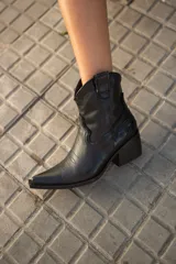 Bota texana corta negra de cuero, con taco de 5cm y detalles bordados en el empeine.