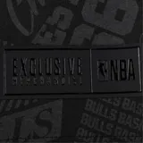 Remera negra de algodón con estampado all over del logo y nombre del equipo Chicago Bulls en gris. Logo del equipo bordado en el pecho.